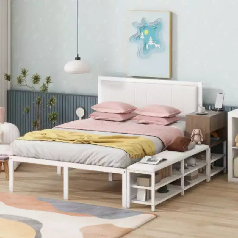 Lit plateforme en métal grand format avec étagères de rangement à deux niveaux et armoire de rangement en bois