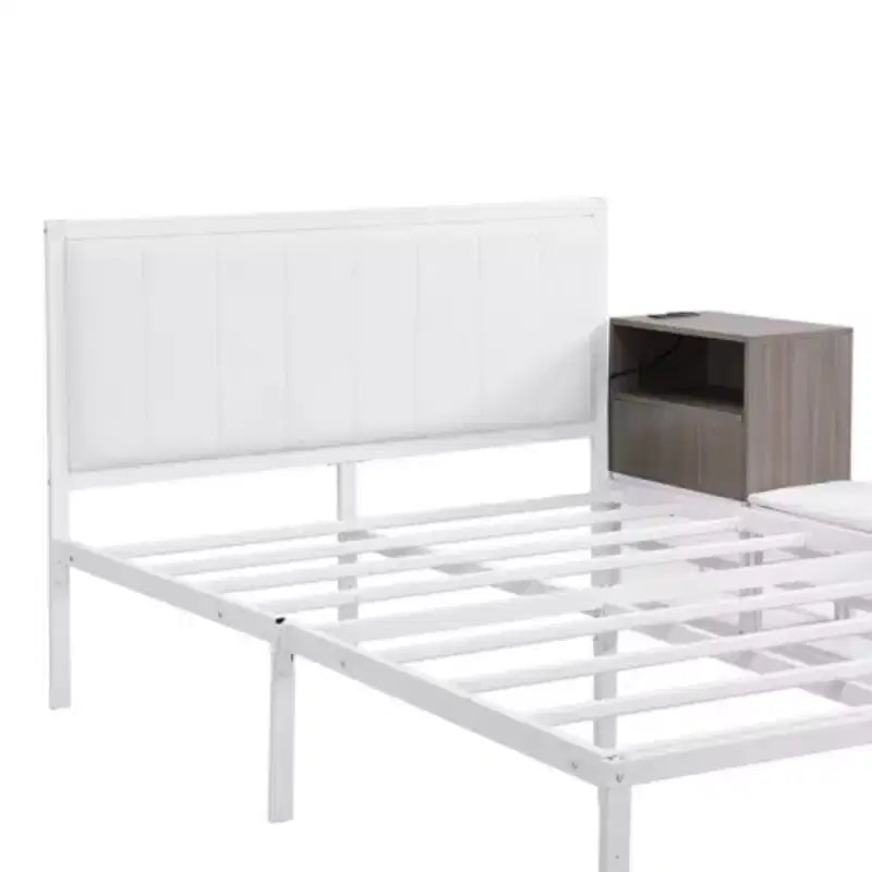 Lit plateforme en métal grand format avec étagères de rangement à deux niveaux et armoire de rangement en bois