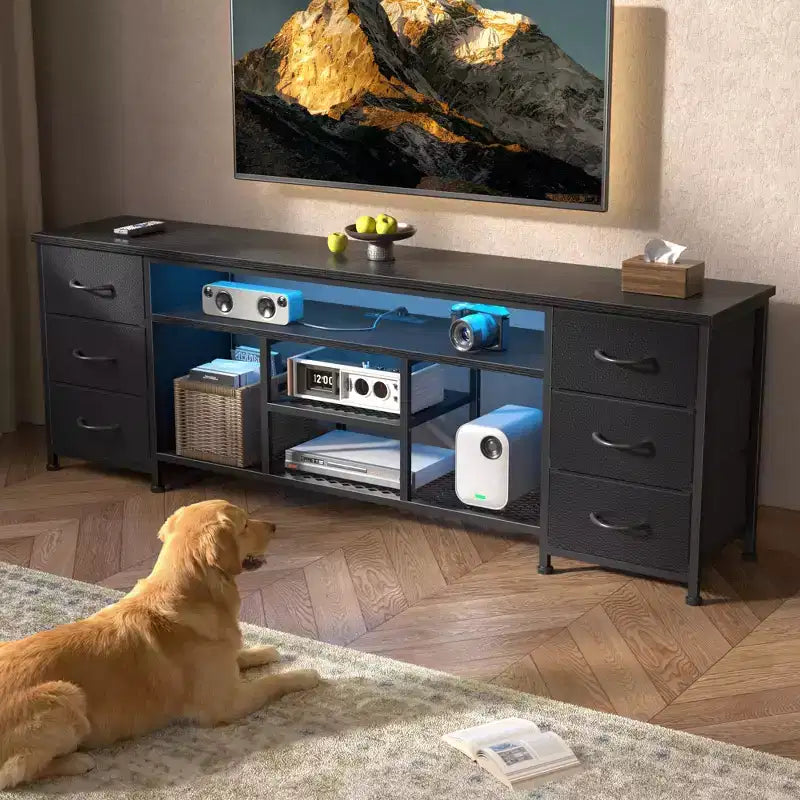 Meuble TV noir de 71 pouces avec station de charge, lumières LED, 6 tiroirs en tissu, console multimédia en cuir PU pour téléviseurs jusqu'à 80 pouces, rangement de chambre