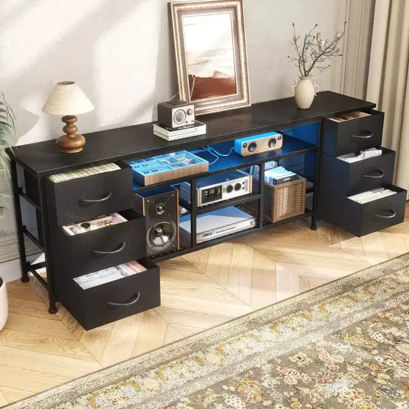 Meuble TV noir de 71 pouces avec station de charge, lumières LED, 6 tiroirs en tissu, console multimédia en cuir PU pour téléviseurs jusqu'à 80 pouces, rangement de chambre