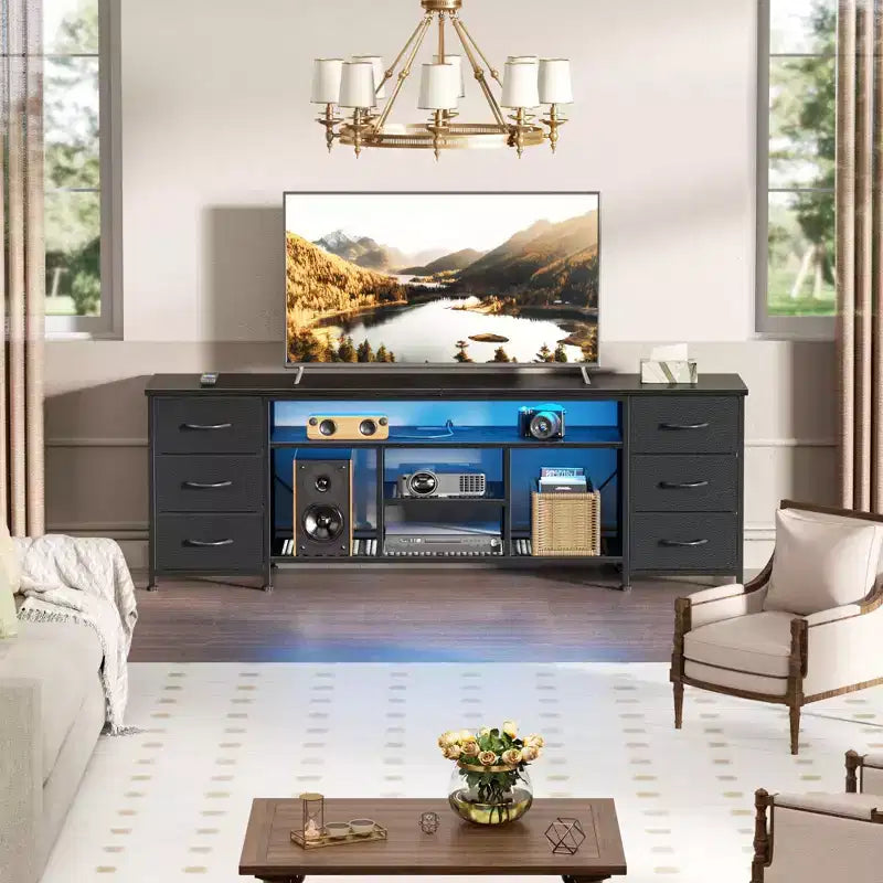 Meuble TV noir de 71 pouces avec station de charge, lumières LED, 6 tiroirs en tissu, console multimédia en cuir PU pour téléviseurs jusqu'à 80 pouces, rangement de chambre