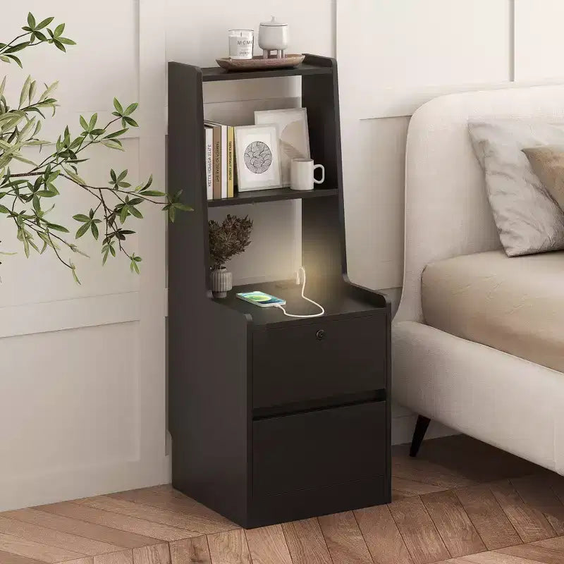 Table de chevet moderne avec station de charge, lampe LED/veilleuse, porte et casier verrouillable (noir)