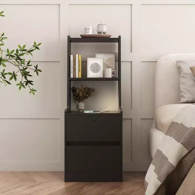 Table de chevet moderne avec station de charge, lampe LED/veilleuse, porte et casier verrouillable (noir)